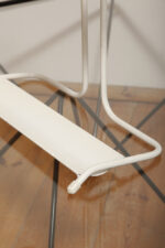 Biała duża jednopunktowa metalowa industrialna lampa biurkowa ze zdejmowanym kloszem z jarzeniówką, Woja Holland, Holandia, lata 80. - obrazek 79