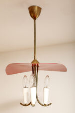 Trzypunktowa metalowa lampa wisząca/sufitowa z trzema zakrzywionymi ramionami w kolorze starego złota zakończonymi źródłami światła z metalowym czerwonym lekko profilowanym trójkątnym kloszem nad nimi, Mid Century Modern, Niemcy, lata 50. - obrazek 9