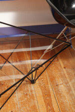 Kwadratowy stolik kawowy na metalowej czarnej konstrukcji ze szklanym przeźroczystym hartowanym blatem w stylu "Alanda" projektu Paolo Piva dla B&B Italia, lata 80. - obrazek 8