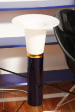 Wysoka jednopunktowa lampa stołowa ze szklaną ciemnogranatową podstawą i mlecznobiałym białym akrylowym klosze z rondem, projekt Uno & Östen Kristiansson dla Luxus, Szwecja, lata 70. - obrazek 8