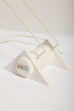 Biała jednopunktowa geometryczna plastikowo-metalowo-drewniana lampa biurkowa w stylu Memphis firmy Woja Holland, Holandia, lata 80. - obrazek 8