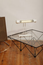 Biała duża jednopunktowa metalowa industrialna lampa biurkowa ze zdejmowanym kloszem z jarzeniówką, Woja Holland, Holandia, lata 80. - obrazek 8