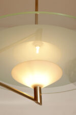 Duża lampa sufitowa "Olympia 2731" z okrągłym masywnym szklanym kloszem w kształcie koła zawieszonym na stalowej złotej konstrukcji, projekt Daniel Puppa dla Fontana Arte/Mediolan, Włochy, wzór z 1984 roku - obrazek 8