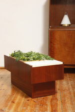 Prostokątny mahoniowy kwietnik/ława/stolik pomocnik/stolik kawowy z dwoma szklanymi białymi blatami i plastikowym wyjmowanym wkładem na kwiaty, Czechosłowacja, lata 70. - obrazek 11