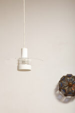 Metalowa jednopunktowa biała lampa wisząca/sufitowa z przeźroczystym okręgiem z pleksiglasu, HORN, typ 740, Dania, lata 70/80. - obrazek 9