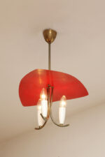 Trzypunktowa metalowa lampa wisząca/sufitowa z trzema zakrzywionymi ramionami w kolorze starego złota zakończonymi źródłami światła z metalowym czerwonym lekko profilowanym trójkątnym kloszem nad nimi, Mid Century Modern, Niemcy, lata 50. - obrazek 8