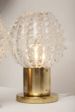 Dwie jednopunktowe metalowe lampki biurkowe/nocne/kinkiety ze szklanymi grubo ciętymi kloszami i podstawami w kolorze starego złota, Lustry Kamenický Šenov, Czechosłowacja, lata 60. - obrazek 8