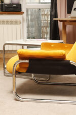 Niski i szeroki fotel "Borkum" z poduchą i podłokietnikami z żółtego weluru osadzonych na metalowej chromowanej konstrukcji, projekt Johan Bertil Häggström, Ikea, Szwecja, wzór z 1978 roku - obrazek 9