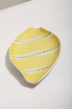 Żółto-biała porcelanowa ręcznie malowana popielniczka/paterka, Polish New Look, Zakłady Porcelany Stołowej "Karolina" w Jaworzynie Śląskiej, Polska, lata 60. - obrazek 8