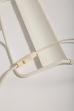 Biała duża jednopunktowa metalowa industrialna lampa biurkowa ze zdejmowanym kloszem z jarzeniówką, Woja Holland, Holandia, lata 80. - obrazek 82