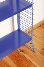 Modułowa wolnostojąca szafka/regał/biblioteczka na metalowej niebieskiej konstrukcji z pięcioma metalowymi półkami z regulowaną wysokością, Drentea, Holandia, lata 60. - obrazek 10