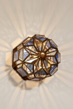 Szklany jednopunktowy witrażowy ręcznie wykonany kinkiet/plafon/lampa ścienna na miedzianej konstrukcji, Hiszpania, 2003 rok - obrazek 12