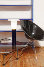 Wysoka jednopunktowa lampa stołowa ze szklaną ciemnogranatową podstawą i mlecznobiałym białym akrylowym klosze z rondem, projekt Uno & Östen Kristiansson dla Luxus, Szwecja, lata 70. - obrazek 9