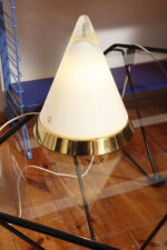 Nieduża ciężka jednopunktowa stożkowa mlecznobiała szklana lampka nocna/biurkowa "Kibo" z okrągłą złotą metalową podstawą, Peill & Putzler, Niemcy, lata 70 - obrazek 11