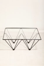 Kwadratowy stolik kawowy na metalowej czarnej konstrukcji ze szklanym przeźroczystym hartowanym blatem w stylu "Alanda" projektu Paolo Piva dla B&B Italia, lata 80. - obrazek 9