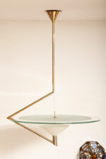 Duża lampa sufitowa "Olympia 2731" z okrągłym masywnym szklanym kloszem w kształcie koła zawieszonym na stalowej złotej konstrukcji, projekt Daniel Puppa dla Fontana Arte/Mediolan, Włochy, wzór z 1984 roku - obrazek 9