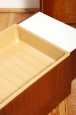 Prostokątny mahoniowy kwietnik/ława/stolik pomocnik/stolik kawowy z dwoma szklanymi białymi blatami i plastikowym wyjmowanym wkładem na kwiaty, Czechosłowacja, lata 70. - obrazek 13