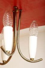 Trzypunktowa metalowa lampa wisząca/sufitowa z trzema zakrzywionymi ramionami w kolorze starego złota zakończonymi źródłami światła z metalowym czerwonym lekko profilowanym trójkątnym kloszem nad nimi, Mid Century Modern, Niemcy, lata 50. - obrazek 10