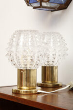 Dwie jednopunktowe metalowe lampki biurkowe/nocne/kinkiety ze szklanymi grubo ciętymi kloszami i podstawami w kolorze starego złota, Lustry Kamenický Šenov, Czechosłowacja, lata 60. - obrazek 9