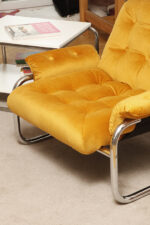 Niski i szeroki fotel "Borkum" z poduchą i podłokietnikami z żółtego weluru osadzonych na metalowej chromowanej konstrukcji, projekt Johan Bertil Häggström, Ikea, Szwecja, wzór z 1978 roku - obrazek 10