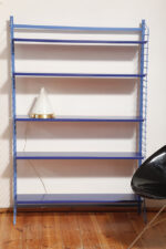 Modułowa wolnostojąca szafka/regał/biblioteczka na metalowej niebieskiej konstrukcji z pięcioma metalowymi półkami z regulowaną wysokością, Drentea, Holandia, lata 60. - obrazek 11