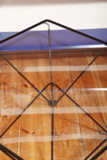 Kwadratowy stolik kawowy na metalowej czarnej konstrukcji ze szklanym przeźroczystym hartowanym blatem w stylu "Alanda" projektu Paolo Piva dla B&B Italia, lata 80. - obrazek 10