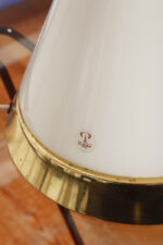 Nieduża ciężka jednopunktowa stożkowa mlecznobiała szklana lampka nocna/biurkowa "Kibo" z okrągłą złotą metalową podstawą, Peill & Putzler, Niemcy, lata 70 - obrazek 12