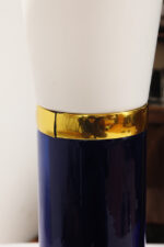 Wysoka jednopunktowa lampa stołowa ze szklaną ciemnogranatową podstawą i mlecznobiałym białym akrylowym klosze z rondem, projekt Uno & Östen Kristiansson dla Luxus, Szwecja, lata 70. - obrazek 10