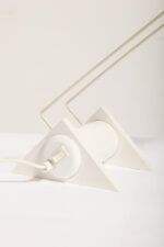 Biała jednopunktowa geometryczna plastikowo-metalowo-drewniana lampa biurkowa w stylu Memphis firmy Woja Holland, Holandia, lata 80. - obrazek 10