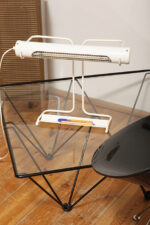 Biała duża jednopunktowa metalowa industrialna lampa biurkowa ze zdejmowanym kloszem z jarzeniówką, Woja Holland, Holandia, lata 80. - obrazek 10