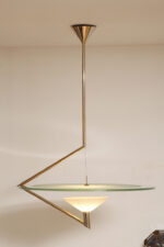 Duża lampa sufitowa "Olympia 2731" z okrągłym masywnym szklanym kloszem w kształcie koła zawieszonym na stalowej złotej konstrukcji, projekt Daniel Puppa dla Fontana Arte/Mediolan, Włochy, wzór z 1984 roku - obrazek 10