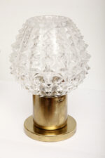 Dwie jednopunktowe metalowe lampki biurkowe/nocne/kinkiety ze szklanymi grubo ciętymi kloszami i podstawami w kolorze starego złota, Lustry Kamenický Šenov, Czechosłowacja, lata 60. - obrazek 10