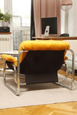 Niski i szeroki fotel "Borkum" z poduchą i podłokietnikami z żółtego weluru osadzonych na metalowej chromowanej konstrukcji, projekt Johan Bertil Häggström, Ikea, Szwecja, wzór z 1978 roku - obrazek 11