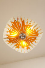 Pomarańczowa szklana trzypunktowa lampa sufitowa „Parasolka” z geometrycznym wzorem i złoceniami, Napako, Czechosłowacja, lata 60. - obrazek 11