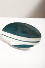 Morsko/zielono-biała porcelanowa ręcznie malowana popielniczka/paterka, Polish New Look, Zakłady Porcelany Stołowej Chodzież, Polska, lata 60. - obrazek 10