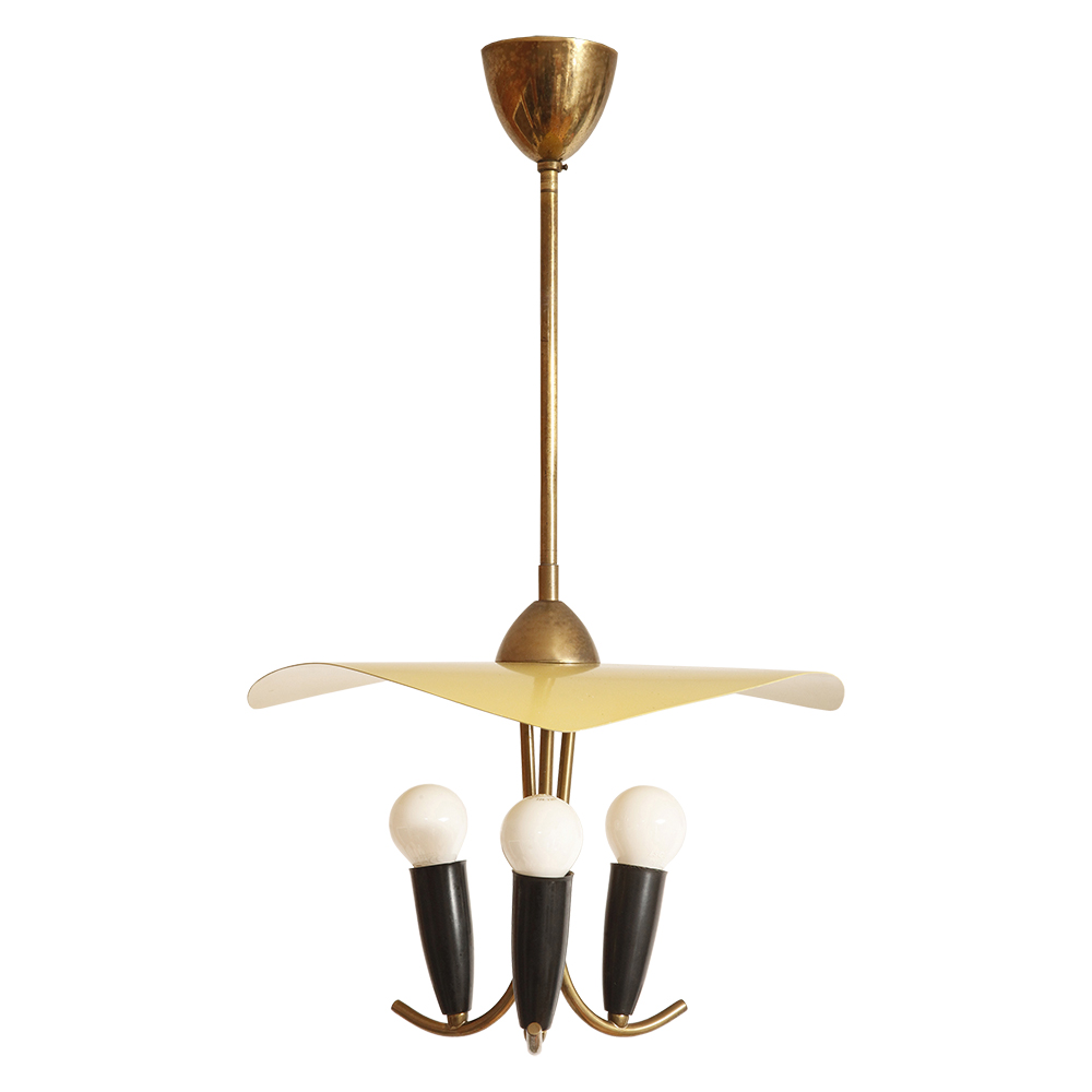 mid century modern lamp, lampa sufitowa vintage, prl style, metal vintage lamp, vintage ceiling lamp, metalowa lampa vintage, prl design, lampa mid century, lampa prl, metal lamp, brass metal lamp, mid century style, retro vintage lamp, mid century lighting, lampa retro, retro ceiling lamp, mid century lamp, lampa sufitowa retro Trzypunktowa metalowa lampa wisząca/sufitowa z trzema zakrzywionymi ramionami w kolorze starego złota zakończonymi źródłami światła z metalowym żółtym lekko profilowanym trójkątnym kloszem nad nimi, Mid Century Modern, Niemcy, lata 50. - obrazek 1