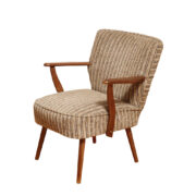 Tapicerowany niski fotel wypoczynkowy w odcieniach brązu z bukowymi drewnianymi podłokietnikami i toczonym nogami w stylu Mid Century Modern, Niemcy, lata 60.