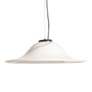 Duża jednopunktowa mlecznobiała szklana lampa sufitowa w kształcie szerokiego kapelusza z czarną zatopioną wokół klosza kreską wisząca na stalowej lince, Vetraio Raffaello, Włochy, lata 70.