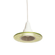 Jednopunktowa filigranowa lampa sufitowa ze szklanym zielonym/limonkowym półprzeźroczystym fakturowym kloszem osadzonym na białym metalowym odwróconym stożku, Włochy, lata 80.