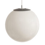 Dwupunktowa mlecznobiała duża (38 cm) lampa sufitowa w kształcie pełnej kuli z tworzywa z czarnym metalowym kapturkiem na górze, Holandia, lata 90.