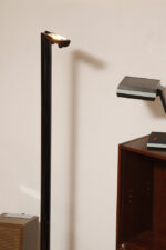 Smukła wysoka metalowa minimalistyczna, jednopunktowa, świecąca do góry postmodernistyczna cała czarna lampa podłogowa ze ściemniaczem "Ignazio", Gianfranco Frattini dla Luci illuminazione (Lucitalia), Włochy, wzór z 1979 roku - obrazek 14