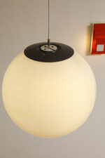 Dwupunktowa mlecznobiała duża (38 cm) lampa sufitowa w kształcie pełnej kuli z tworzywa z czarnym metalowym kapturkiem na górze, Holandia, lata 90. - obrazek 13