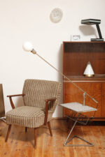 Tapicerowany niski fotel wypoczynkowy w odcieniach brązu z bukowymi drewnianymi podłokietnikami i toczonym nogami w stylu Mid Century Modern, Niemcy, lata 60. - obrazek 13