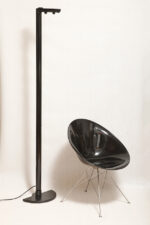Smukła wysoka metalowa minimalistyczna, jednopunktowa, świecąca do góry postmodernistyczna cała czarna lampa podłogowa ze ściemniaczem "Ignazio", Gianfranco Frattini dla Luci illuminazione (Lucitalia), Włochy, wzór z 1979 roku - obrazek 17
