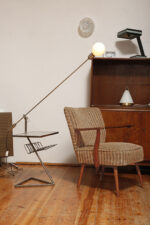 Tapicerowany niski fotel wypoczynkowy w odcieniach brązu z bukowymi drewnianymi podłokietnikami i toczonym nogami w stylu Mid Century Modern, Niemcy, lata 60. - obrazek 16