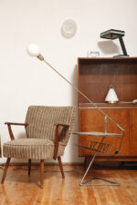 Tapicerowany niski fotel wypoczynkowy w odcieniach brązu z bukowymi drewnianymi podłokietnikami i toczonym nogami w stylu Mid Century Modern, Niemcy, lata 60. - obrazek 18