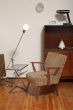 Tapicerowany niski fotel wypoczynkowy w odcieniach brązu z bukowymi drewnianymi podłokietnikami i toczonym nogami w stylu Mid Century Modern, Niemcy, lata 60. - obrazek 20