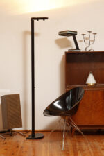 Smukła wysoka metalowa minimalistyczna, jednopunktowa, świecąca do góry postmodernistyczna cała czarna lampa podłogowa ze ściemniaczem "Ignazio", Gianfranco Frattini dla Luci illuminazione (Lucitalia), Włochy, wzór z 1979 roku - obrazek 22