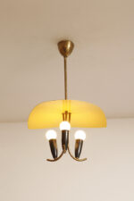 Trzypunktowa metalowa lampa wisząca/sufitowa z trzema zakrzywionymi ramionami w kolorze starego złota zakończonymi źródłami światła z metalowym żółtym lekko profilowanym trójkątnym kloszem nad nimi, Mid Century Modern, Niemcy, lata 50. - obrazek 20