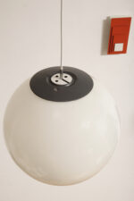 Dwupunktowa mlecznobiała duża (38 cm) lampa sufitowa w kształcie pełnej kuli z tworzywa z czarnym metalowym kapturkiem na górze, Holandia, lata 90. - obrazek 21